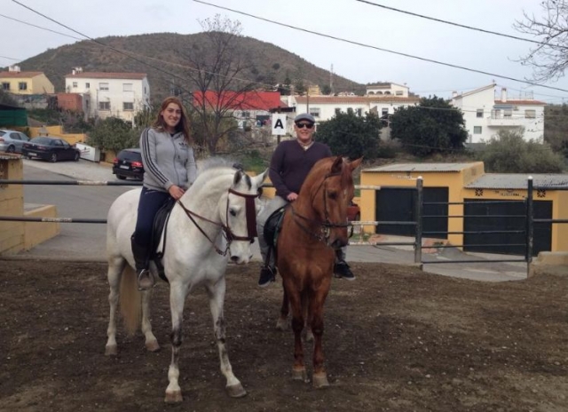 dos personas montando a caballo